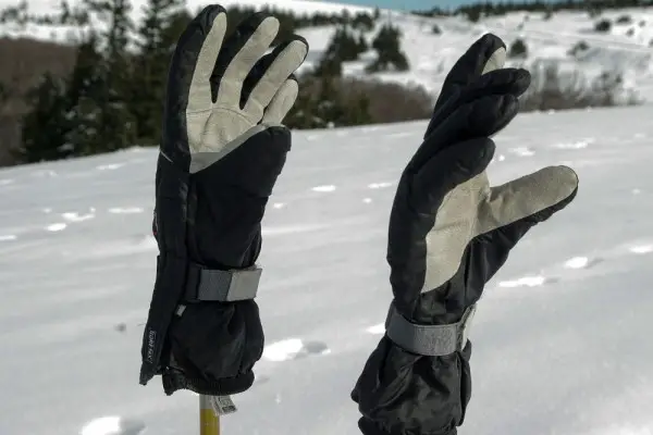 An in depth review of the best ski gloves in 2018