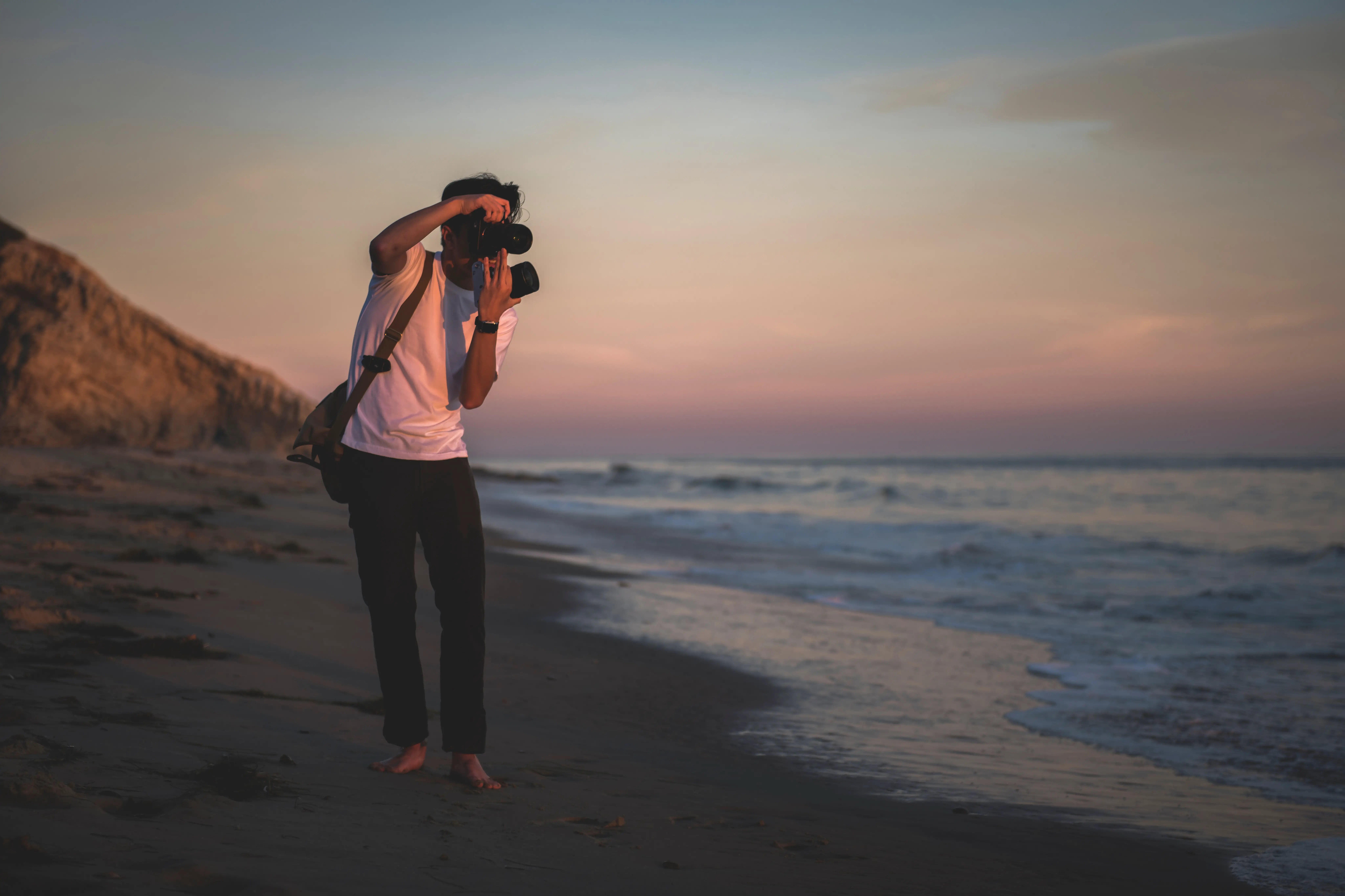 Ждана фотограф. Фотографирование путешествия. Девушка с фотоаппаратом на море. Фотоаппарат на пляже. Фотограф на пляже фото.