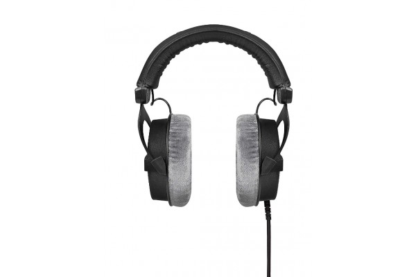 An in-depth review of the Beyerdynamic DT 990 Pro. 