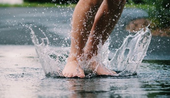 An in-depth guide on how to do an apple cider vinegar foot soak