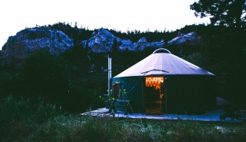 An in-depth guide on what is glamping.