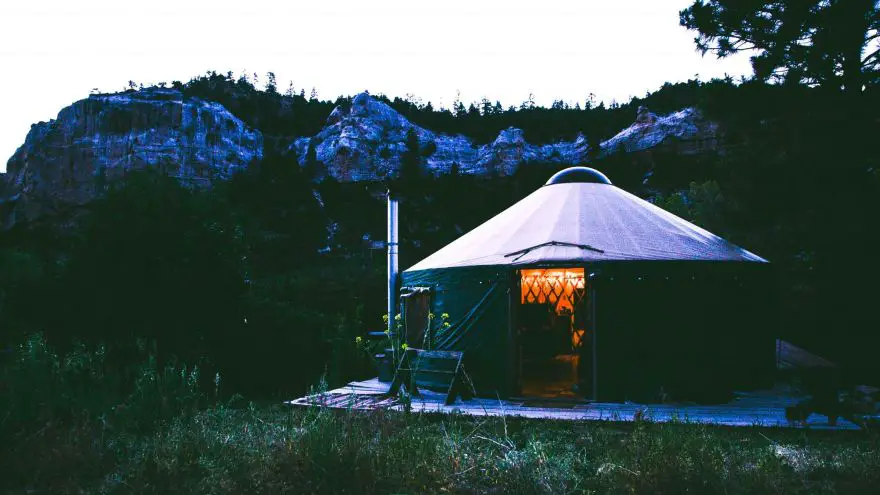 An in-depth guide on what is glamping.